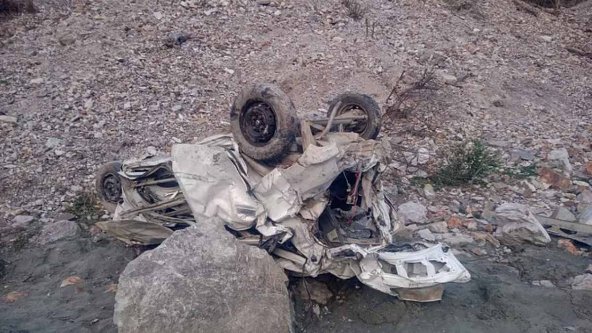 ACCIDENT : खाई में जा गिरी कार, गर्भवती महिला समेत 6 लोगों की मौत