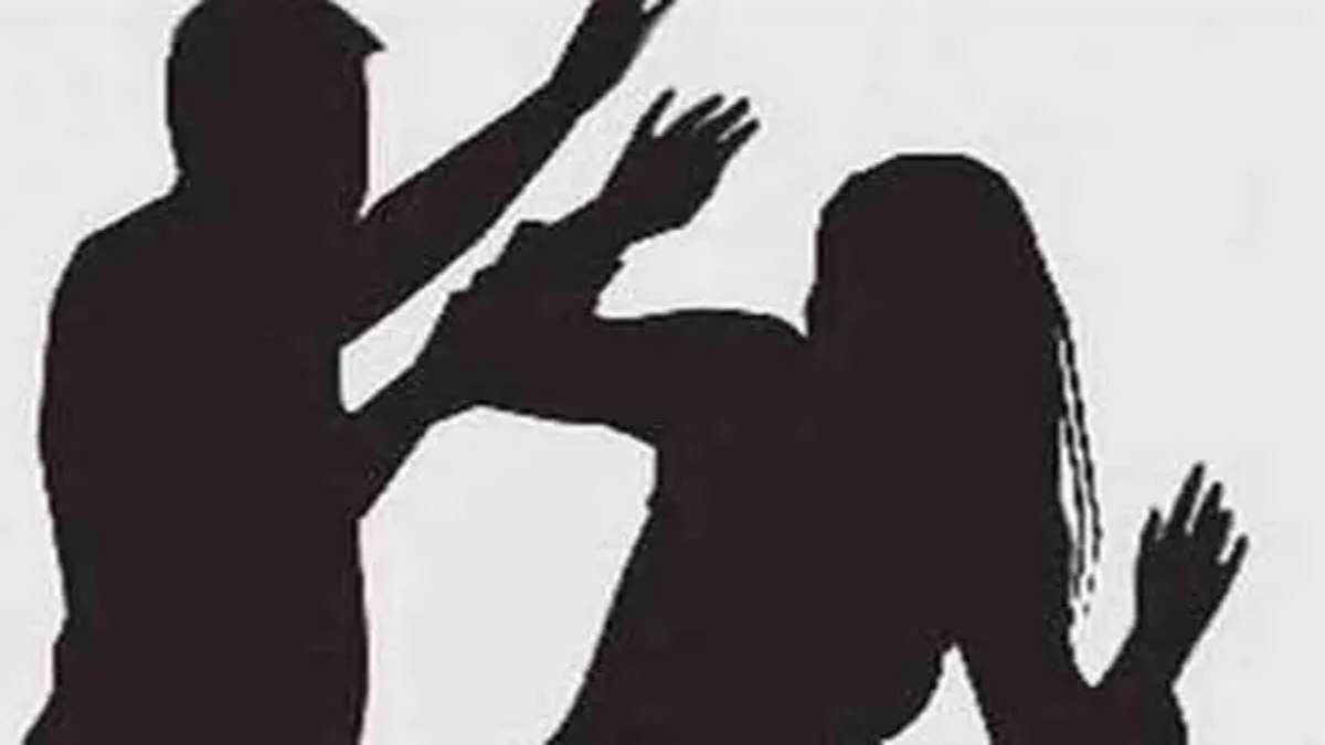 महिला को डायन बताकर निर्वस्त्र कर पीटा, पति, सास और सौतन के खिलाफ केस दर्ज