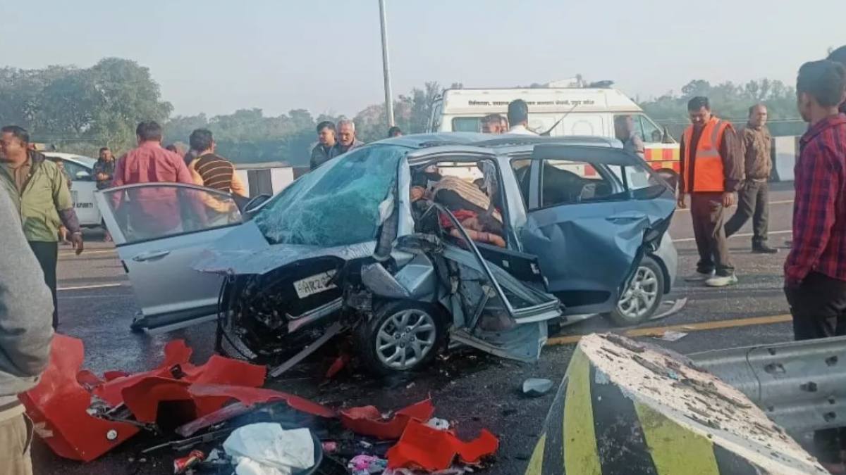 तेज रफ्तार कार डिवाइडर से टकराई, पति-पत्नी समेत 3 की मौत, एक घायल