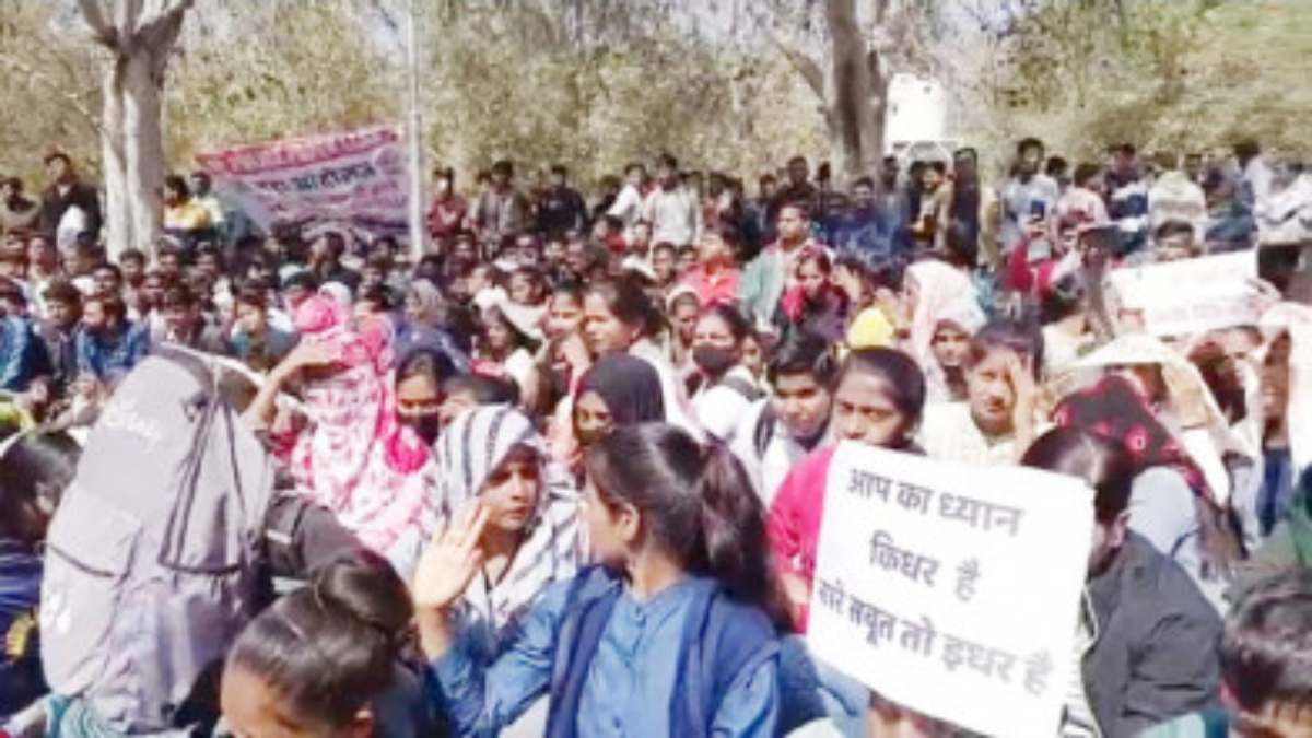 सिपाही भर्ती परीक्षा में पेपर लीक को लेकर अभ्यर्थियों ने  किया प्रदर्शन, दोबारा Exam कराने की मांग