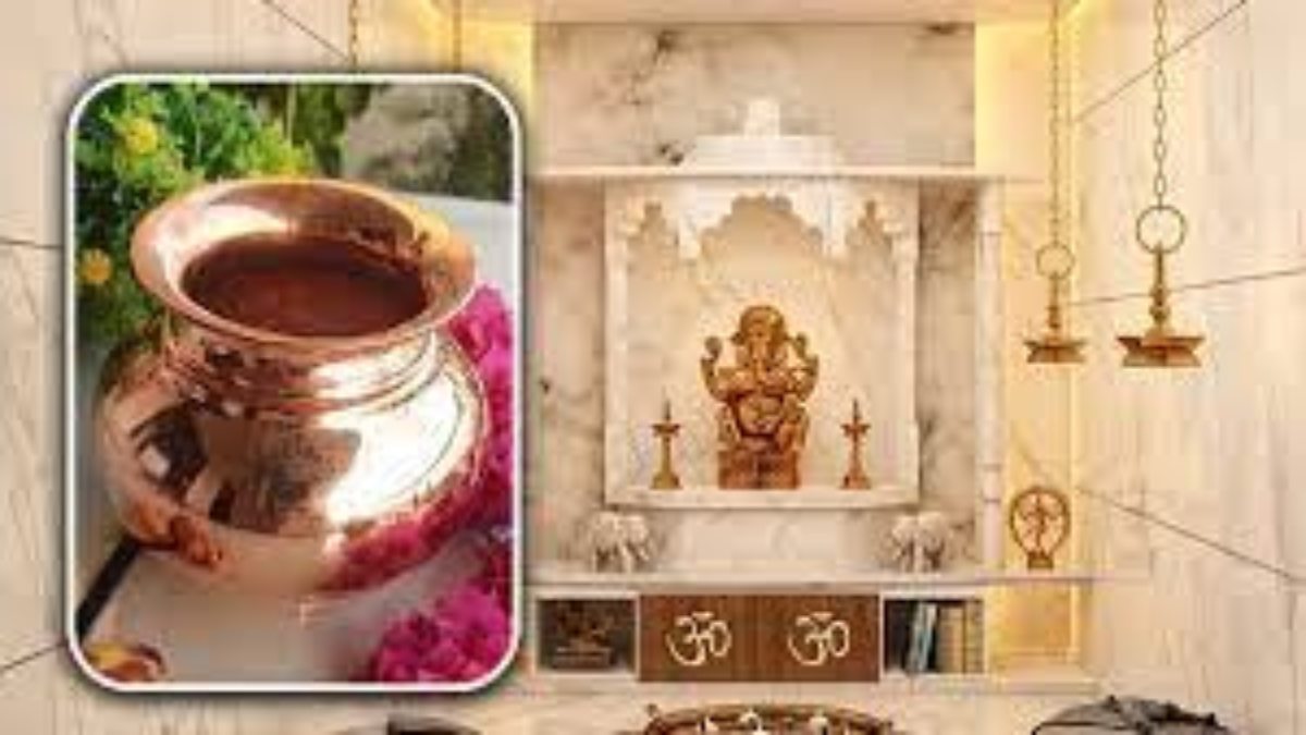 पूजा घर में जरूर रखना चाहिए जल से भरा पात्र, यहां जाने अगले दिन उस जल का क्या करें …