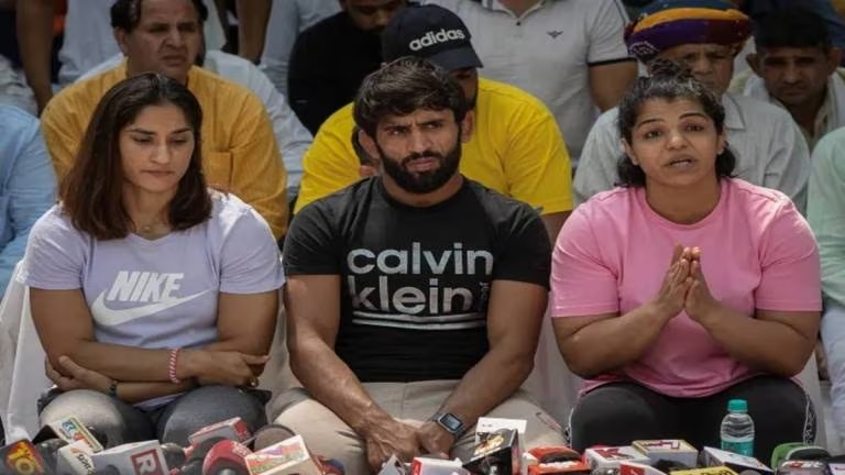 WFI ने पहलवान बजरंग, विनेश और साक्षी को ओलंपिक क्वालीफायर ट्रायल के लिए किया आमंत्रित, साक्षी का संजय सिंह पर हमला, कहा- फिर होगा बेटियों का शोषण
