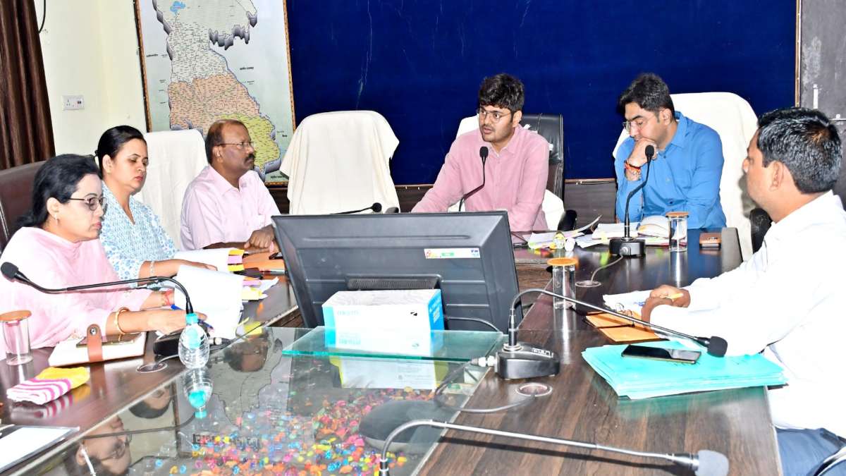 कार्य की धीमी प्रगति और संतोषजनक जवाब नहीं देने पर बिफरे कलेक्टर, समीक्षा बैठक में नदारद अफसरों को नोटिस जारी करने के निर्देश