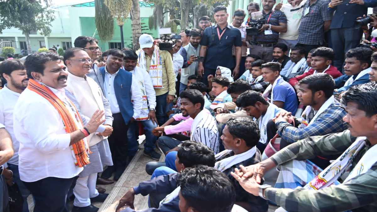 नक्सली कमांडर हिड़मा के गांव के लोगों को विधानसभा का किया भ्रमण, सीएम साय ने कहा- नियद नेल्लानार से विकास की रौशनी में जगमगायेगा आपका भी गांव