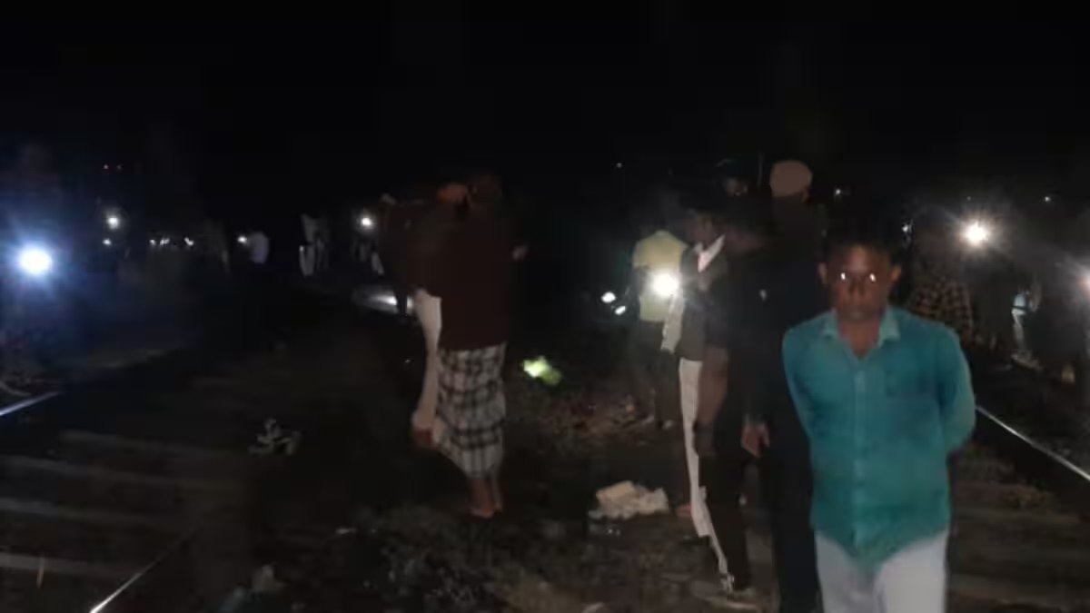 Train Accident : लोगों को रौंदते हुए निकली ट्रेन, हादसे में 2 की कटकर मौत, कई घायल, पीएम मोदी ने जताया शोक, देखें VIDEO ….