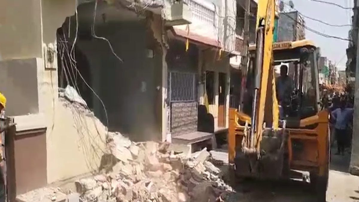 Bulldozer Action: 3 साल की मासूम से दुष्कर्म के आरोपी का मकान जमींदोज, प्रशासन ने चलाया बुलडोजर