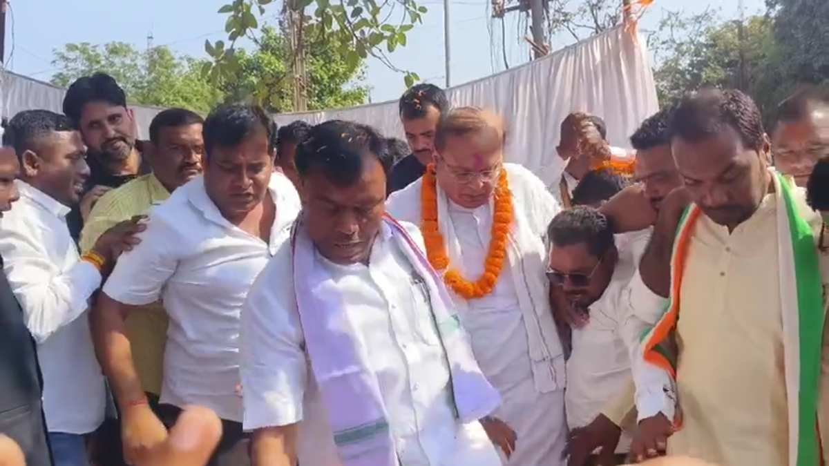 बाल-बाल बचे कांग्रेस प्रदेश अध्यक्ष दीपक बैज, स्वागत के दौरान टूटा मंच, देखें VIDEO …
