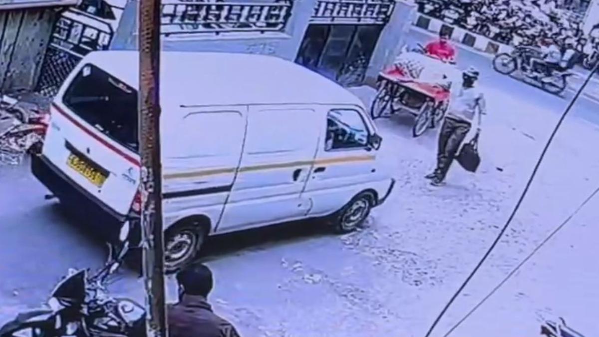 आयकर अधिकारी बताकर व्यापारी से 8 करोड़ की लूट, घटना CCTV में कैद