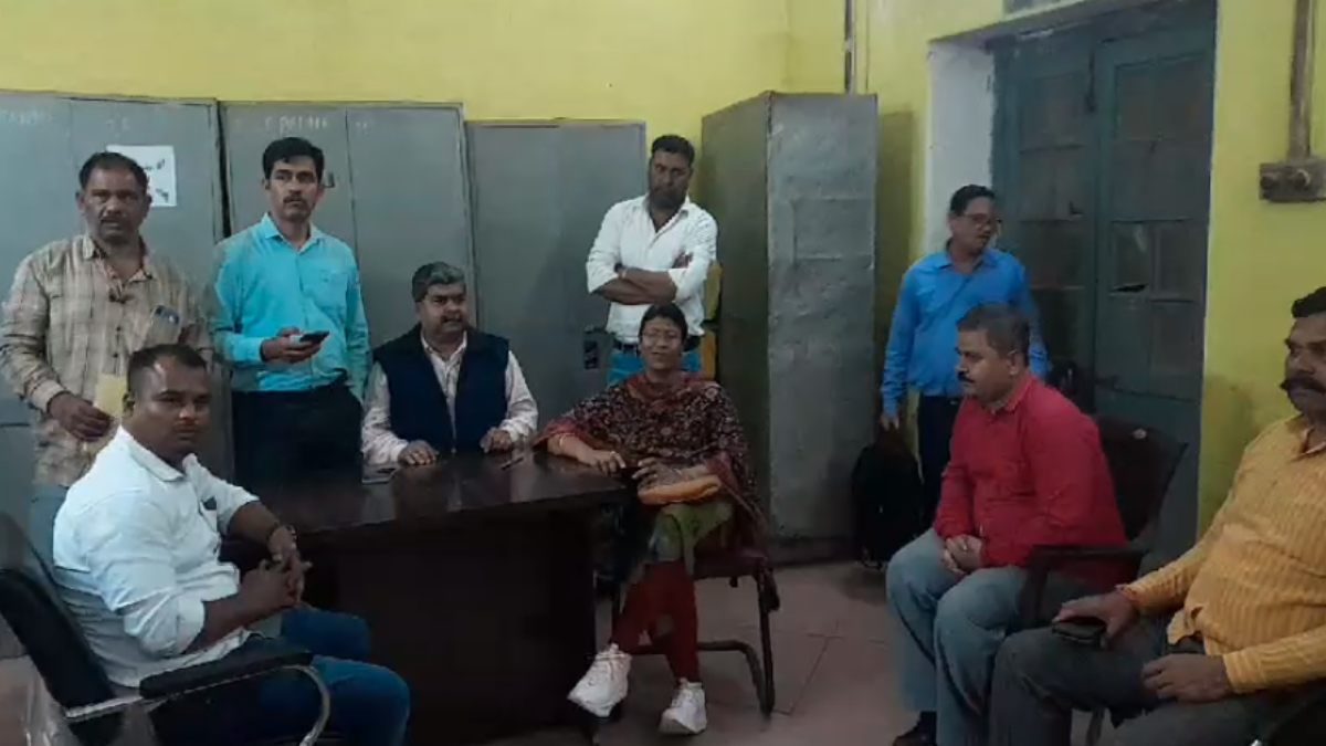 लोकायुक्त का छापा: 20 हजार की रिश्वत लेते शिक्षा विभाग का बाबू रंगे हाथ गिरफ्तार, कार्रवाई के बाद मचा हड़कंप