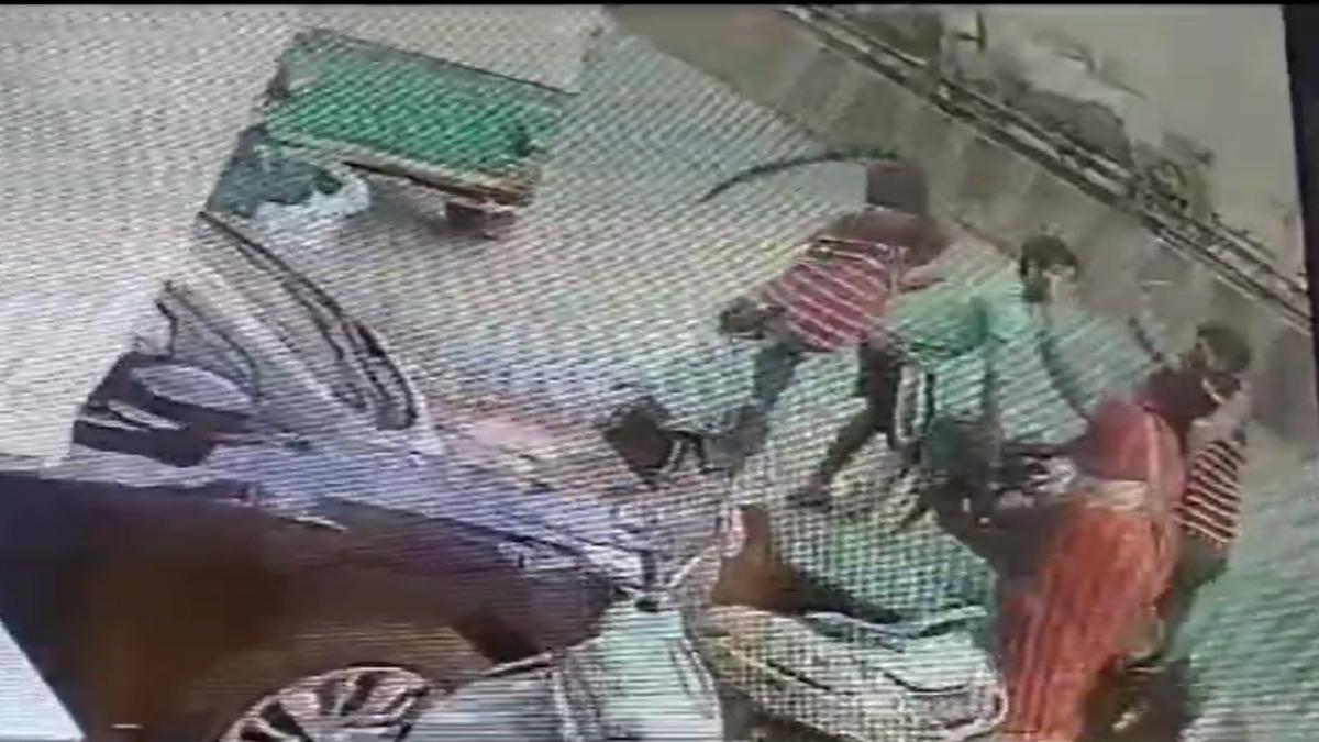 ऐसा भाई किसी को ना मिलेः बहन पर किया तलवार से हमला, वारदात सीसीटीवी कैमरे में कैद