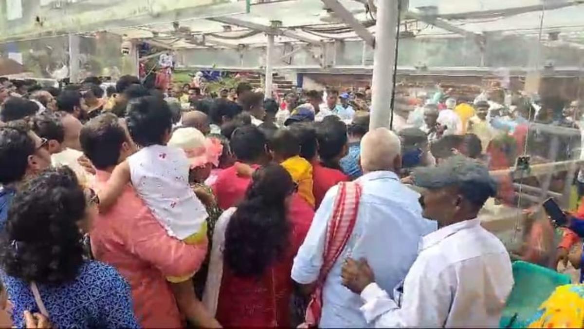 कोणार्क सूर्य मंदिर में टूटा पर्यटकों के सब्र का बांध, घंटो चिलचिलाती धूप में खड़े रहने के बाद सैलानियों ने किया हंगामा