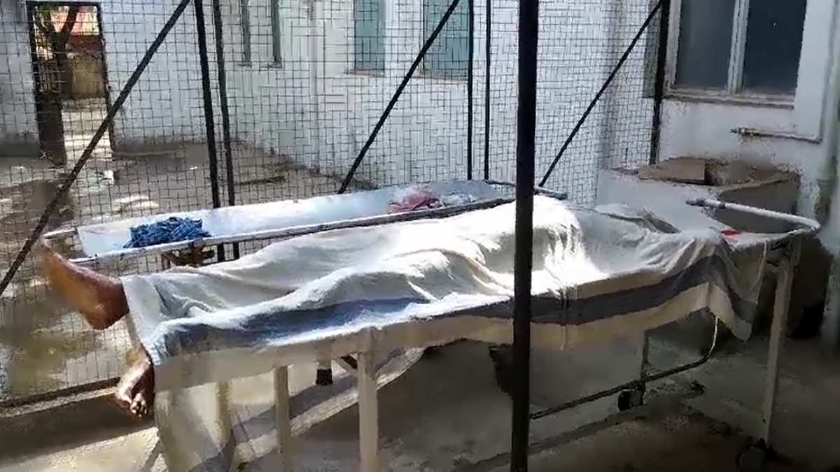 सरकारी अस्पताल में लापरवाही: 15 मिनट तक टंकी के ओवरफ्लो से भीगता रहा शव, सड़क हादसे में हुई थी मौत