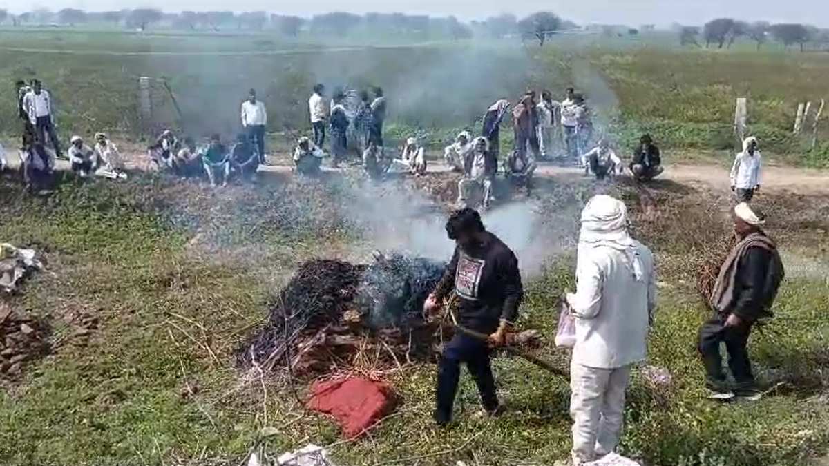 मरने के बाद भी चैन नहींः दबंगों ने शव यात्रा को श्मशान घाट जाने नहीं दिया, सड़क किनारे किया अंतिम संस्कार