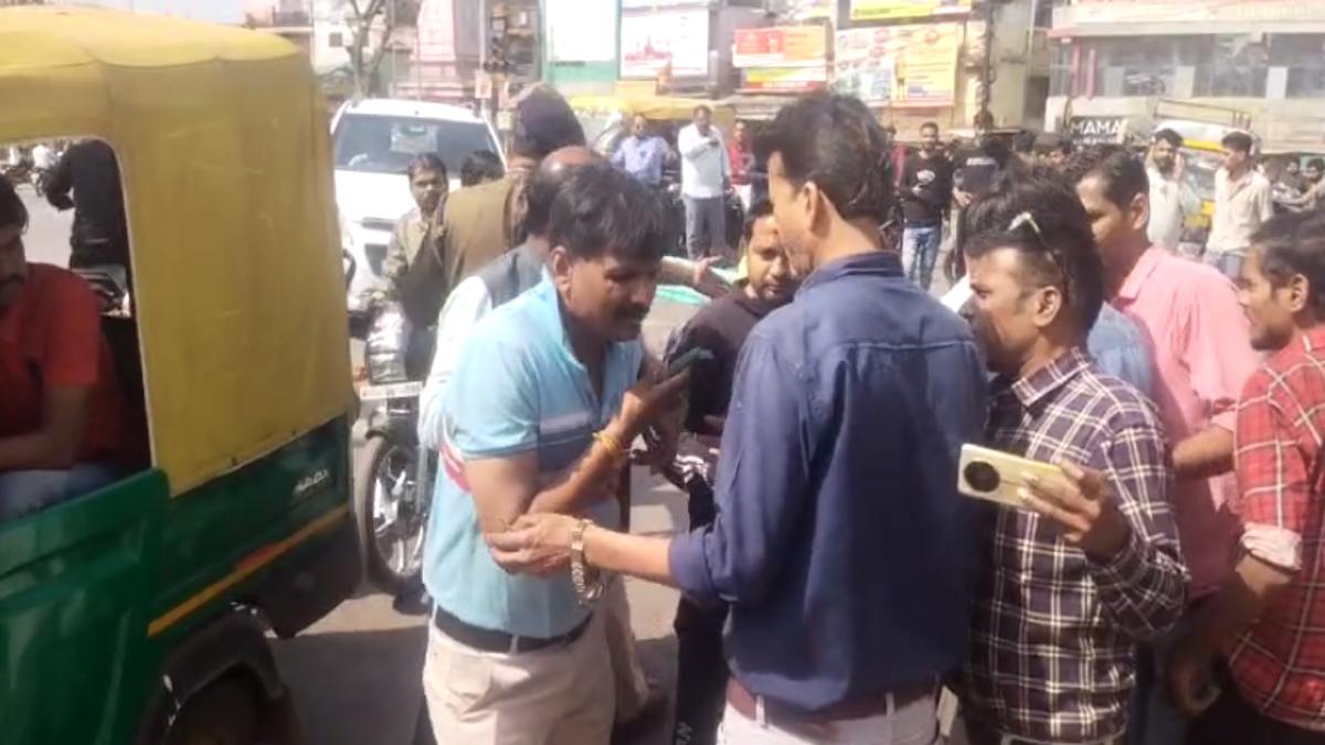 Road Accident: विदिशा जिले में एक के बाद एक हुई तीन सड़क दुर्घटनाएं, एक की मौत, 4 घायल, ट्रैफिक व्यवस्था पर उठ रहे सवाल