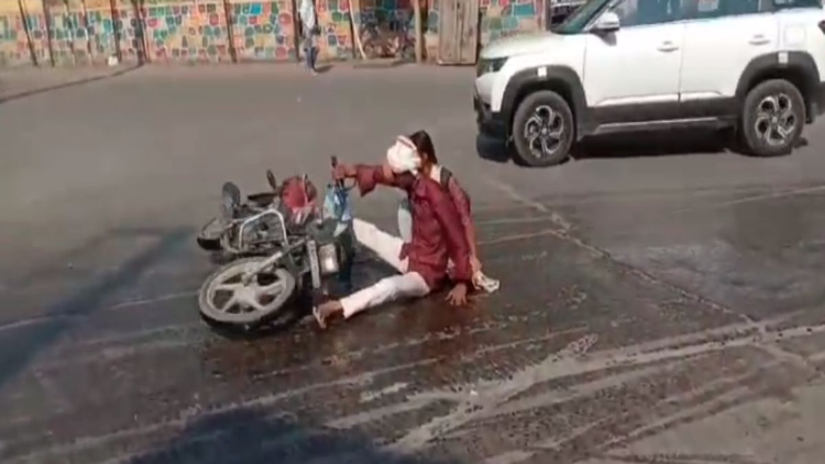 ऑटो से सड़क पर फैला ऑइल, एक के बाद एक फिसल कर गिरे 12 से ज्यादा बाइक सवार