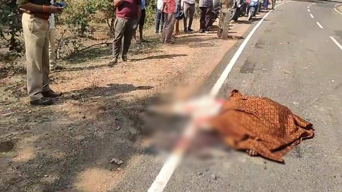 रफ्तार का कहर: डंपर की चपेट में आई मोपेड सवार महिला की मौत, एक पुरुष घायल