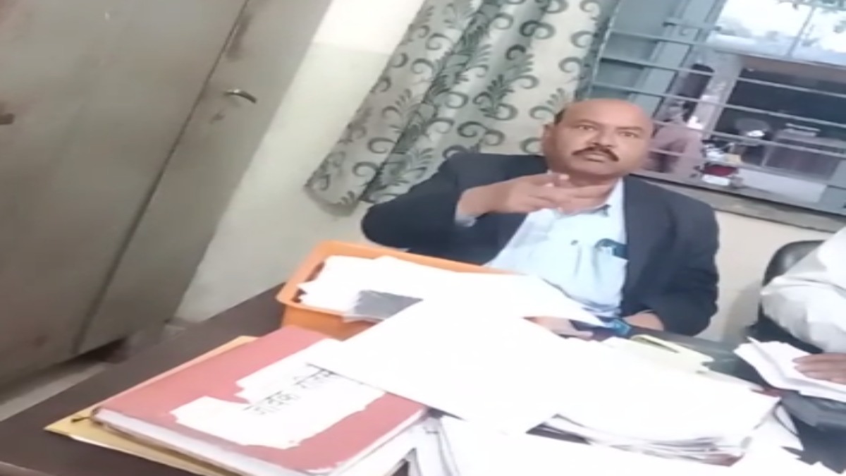 अफसर की दादागिरी: गरीबी रेखा का कार्ड बनवाने आए ग्रामीणों को तहसीलदार ने हड़काया, कहा- ‘नहीं करूंगा तुम्हारा काम’, वीडियो वायरल