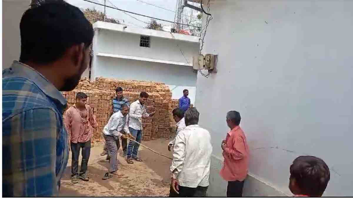 गांव में सरपंच की दबंगई : जनप्रतिनिधि के भाइयों ने डंडे से पड़ोसियों को पीटा, सरपंच समेत 8 लोग गिरफ्तार, जानिए पूरा मामला…