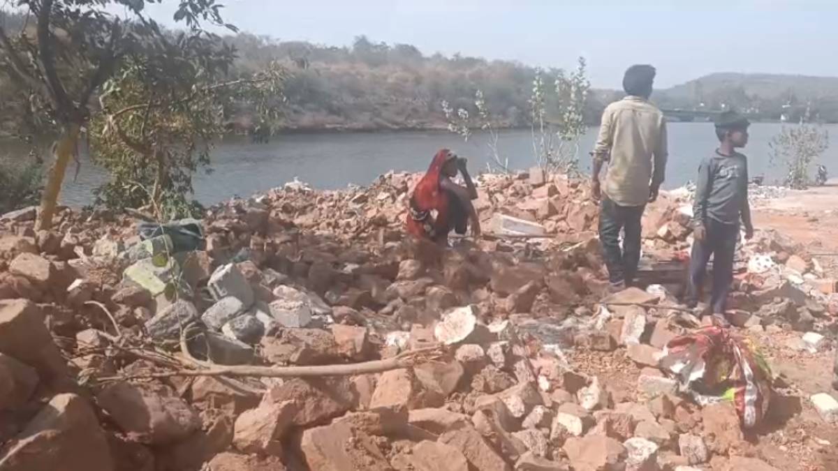NGT की कार्रवाई: भदभदा बस्ती में करीब 400 मकान जमींदोज, महिलाओं का रो-रो कर बुरा हाल, बस्ती वालों ने सरकार पर लगाए गंभीर आरोप