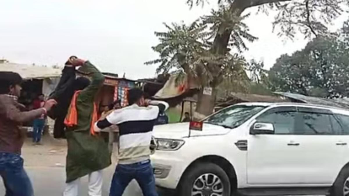 स्वामी प्रसाद मौर्य को हिंदू जागरण मंच के कार्यकर्ताओं ने दिखाए काले झंडे, काफिले पर फेंके जूते और स्याही, देखें Video