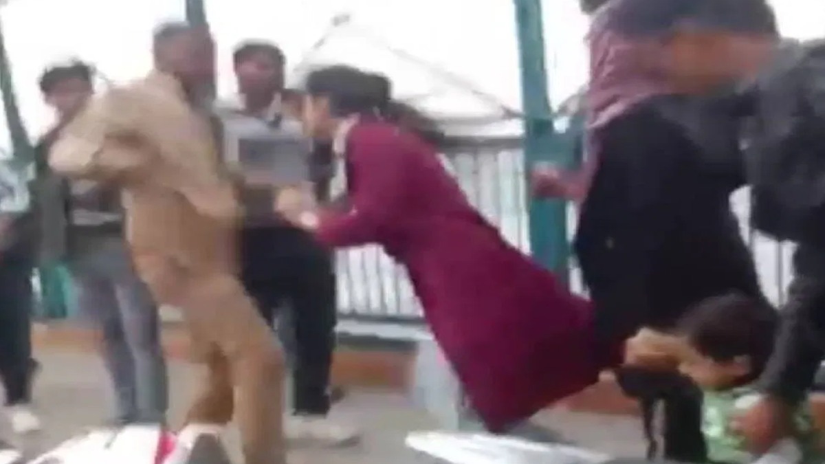युवती ने बीच सड़क पर पुलिस की पकड़ी कॉलर, फिर कर  दी थप्पड़ों की बारिश, Video वायरल