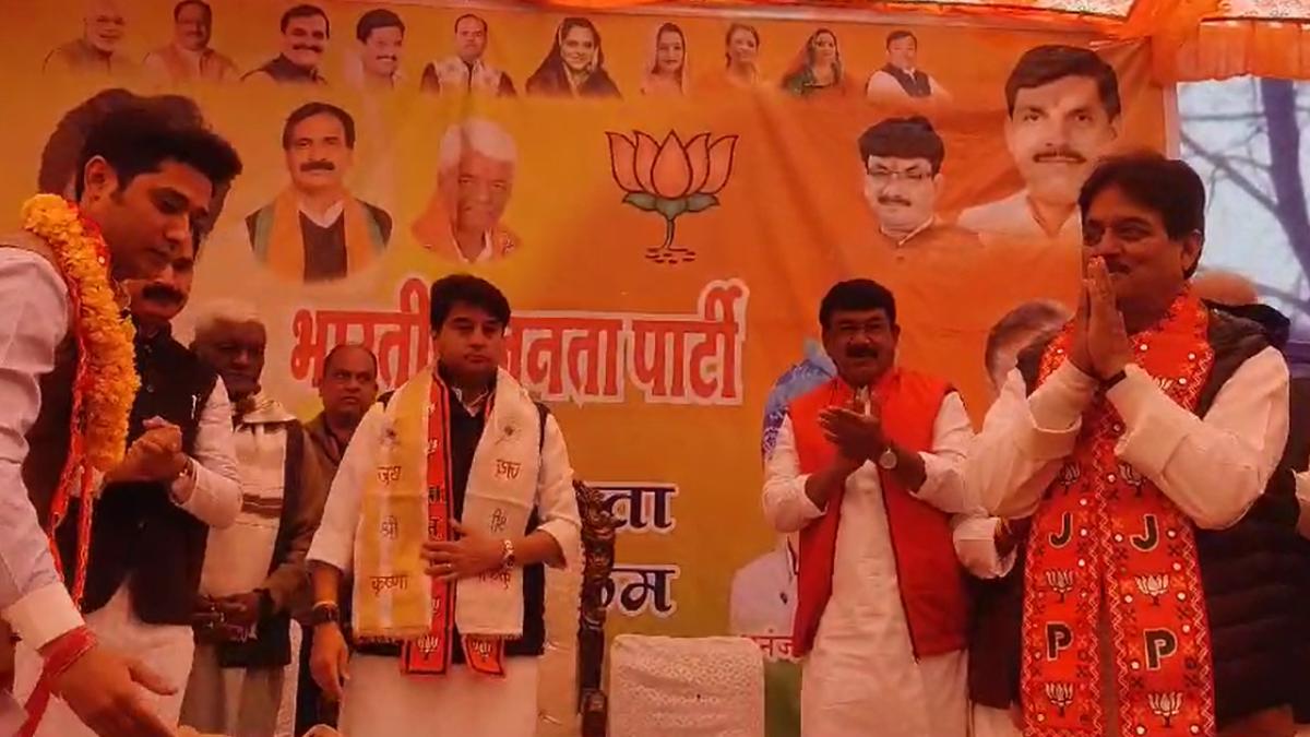 कांग्रेस को फिर लगा जोर का झटका: दिग्विजय सिंह के पारिवारिक सदस्य समर्थकों के साथ BJP में हुए शामिल, सिंधिया ने दिलाई सदस्यता