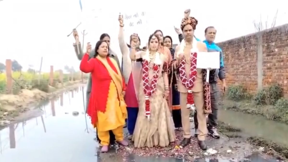 टूटी सड़क और गंदगी के बीच दूल्हा-दुल्हन ने एक-दूसरे काे पहनाई वरमाला, जानिए ऐसा क्यों किया…