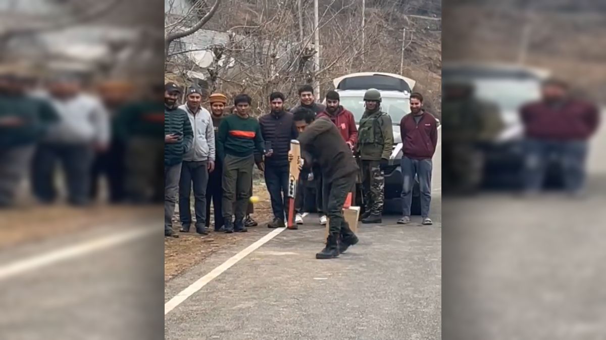 गुलमर्ग की सड़क पर सचिन ने खेला क्रिकेट: बॉलर से कहा- ‘आउट करना होगा..’, फिर उल्टे बैट से लगाया ऐसा शॉट, देखें Viral Video
