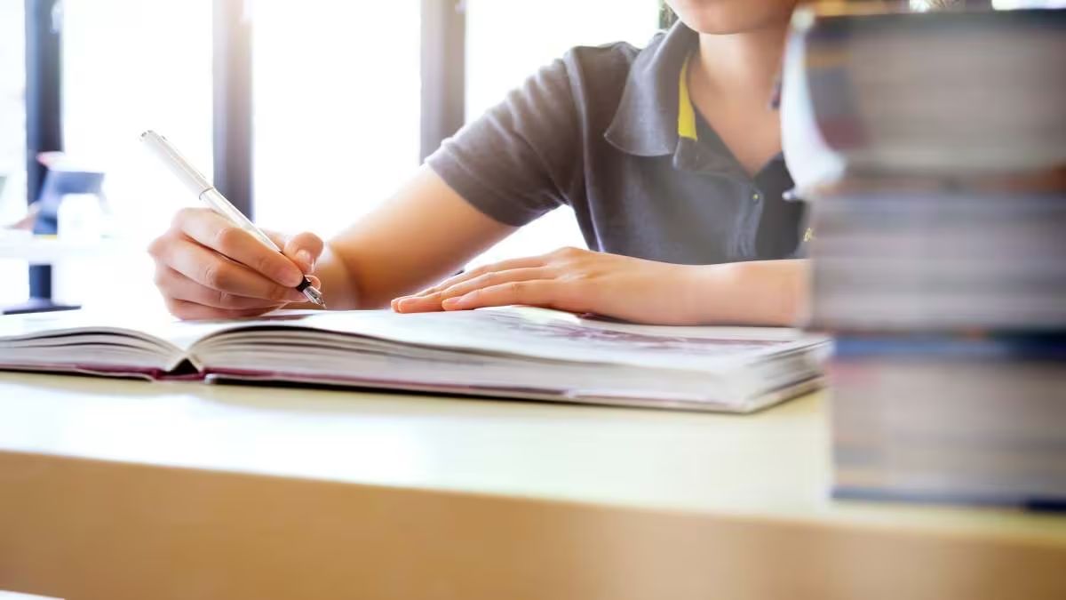 CBSE में बड़े बदलाव की तैयारी: अब एग्जाम में भी किताबें और नोट्स लेकर जा सकेंगे स्टूडेंट्स, जानिए क्यों लिया गया ये फैसला