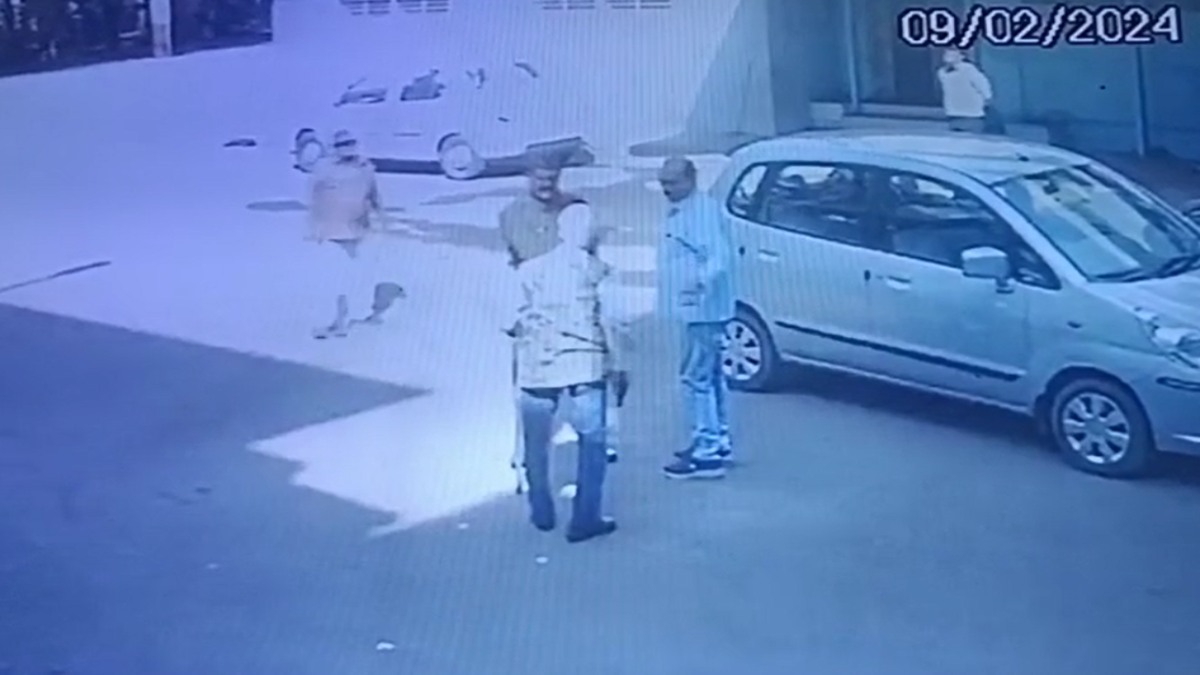 सुरक्षा गार्ड पर बुजुर्ग ने तानी पिस्तौल: पार्किंग को लेकर हुआ था विवाद, वीडियो आया सामने