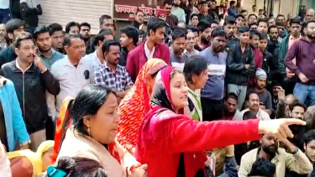 थाने से चंद कदम की दूरी पर युवक की हत्या: परिजनों ने शव रखकर किया चक्काजाम, आरोपी गिरफ्तार