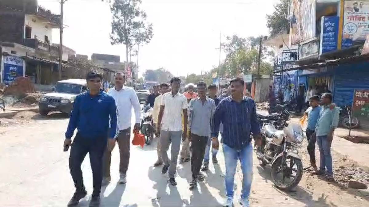 पुलिस ने जुआ खेलते 7 लोगों को दबोचा, निकाला जुलूस, देखें Video