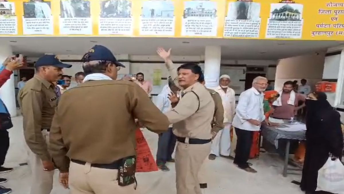 पत्नी से प्रताड़ित पति ने खुद पर उड़ेला पेट्रोल, कलेक्ट्रेट में मचा हड़कंप
