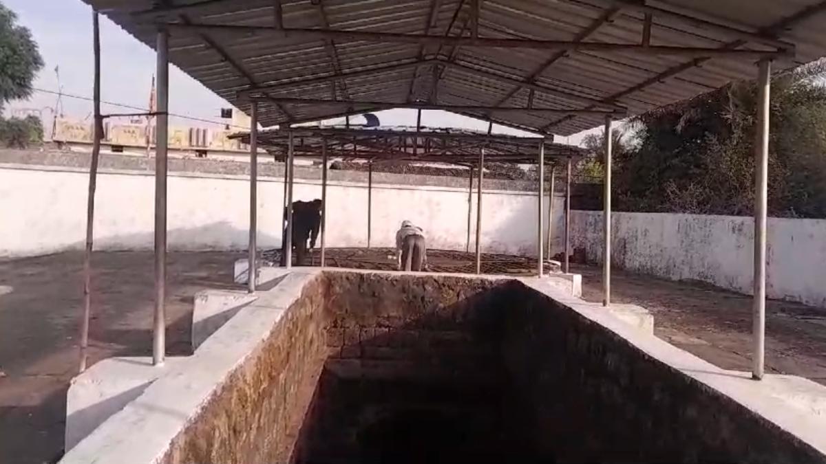 ऐतिहासिक बावड़ी की मरम्मत की मांग: देखरेख के अभाव हो रही जर्जर, शोध संस्थान संचालक ने कहा- मिली राशि अपर्याप्त