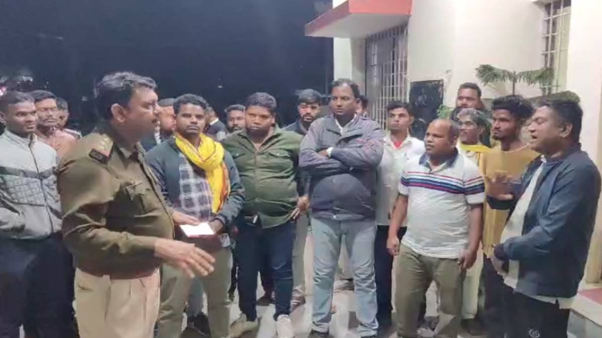 आदिवासी युवक को नग्न करके उल्टा लटका कर पीटा: मारपीट का एक और वीडियो वायरल, मामला दर्ज
