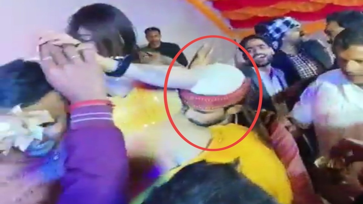 ABVP कार्यकर्ता ने बार-बाला को गोद में उठाया, फिर करने लगा अश्लील डांस, Video वायरल