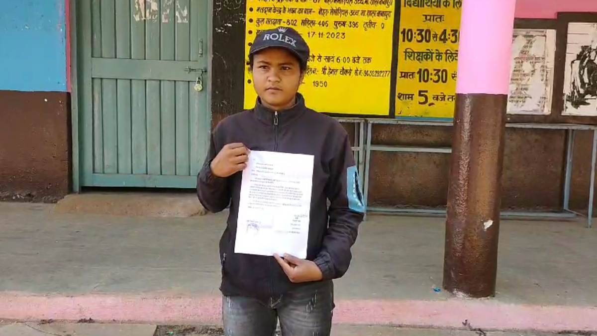 फीस के पैसे लेकर चपरासी हुआ फरार: बोर्ड परीक्षा देने के लिए स्टूडेंट्स ने भरी थी फीस, परिजनों ने स्कूल प्रबंधन पर लगाया मिलीभगत का आरोप