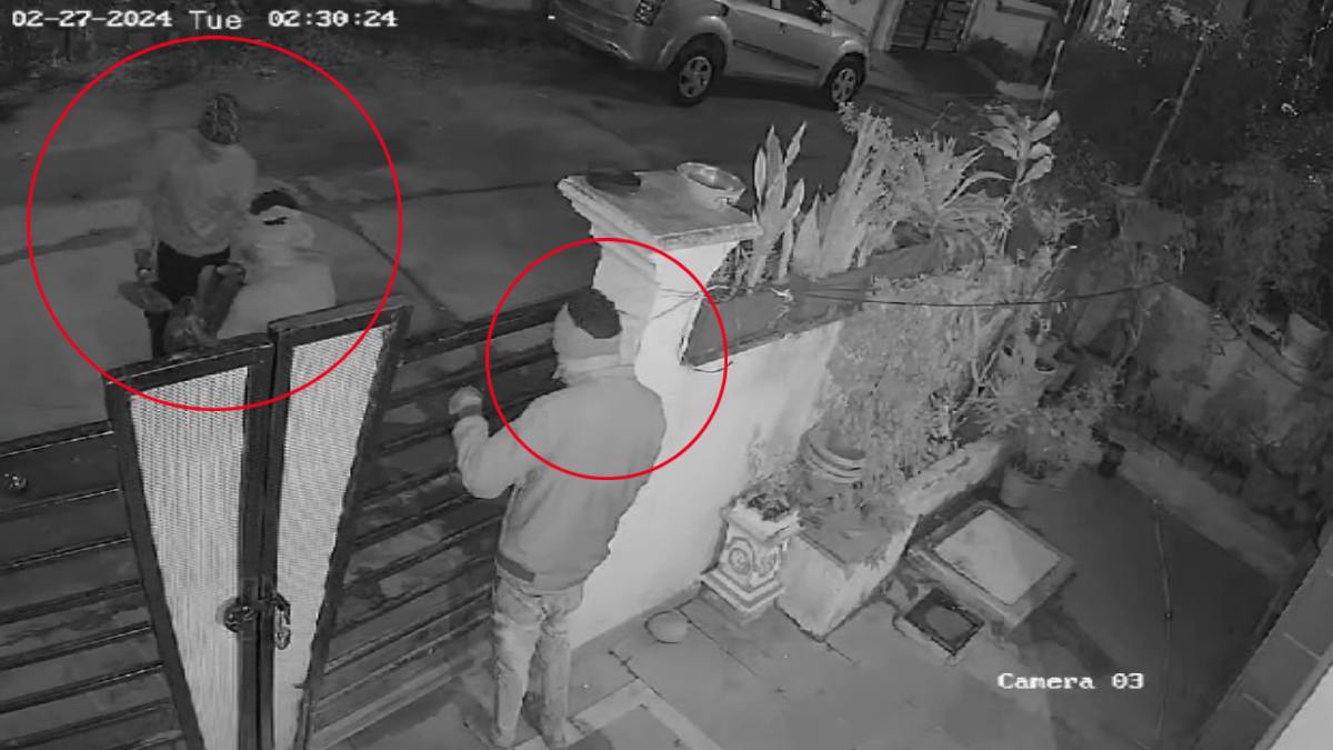 MP में नहीं थम रहा नकाबपोश बदमाशों का आतंक: घर के बाहर खड़ी 3 बाइक चुरा ले गए चोर, वारदात CCTV में कैद