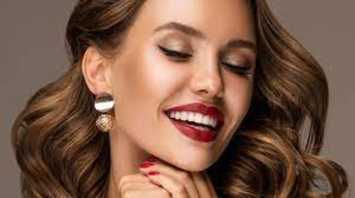 Lipstick Shades According Earings: अपने लिपस्टिक के शेड के हिसाब से चुने इयररिंग का कलर डिज़ाइन, लगेंगी एकदम अच्छी