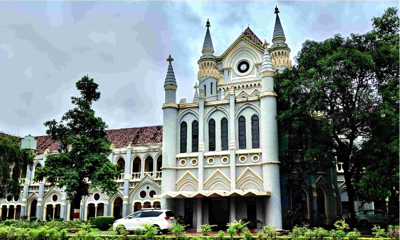 हेलमेट, सीट बेल्ट और हाई सिक्योरिटी नंबर प्लेट को लेकर सरकार ने HC में पेश की स्टेटस रिपोर्ट, विभाग की कार्रवाई से संतुष्ट नहीं कोर्ट