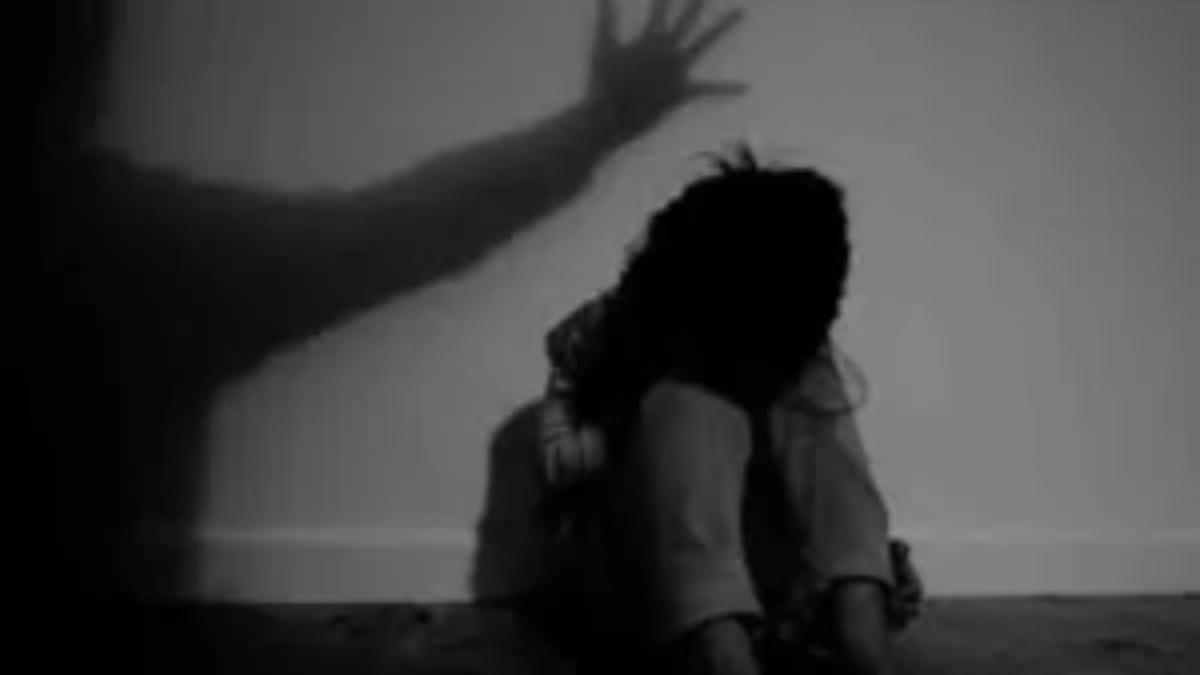 8 साल की मासूम से दुष्कर्म: मकान मालिक के 14 वर्षीय बेटे ने दिया वारदात को अंजाम, पुलिस ने नाबालिग को न्यायालय में किया पेश