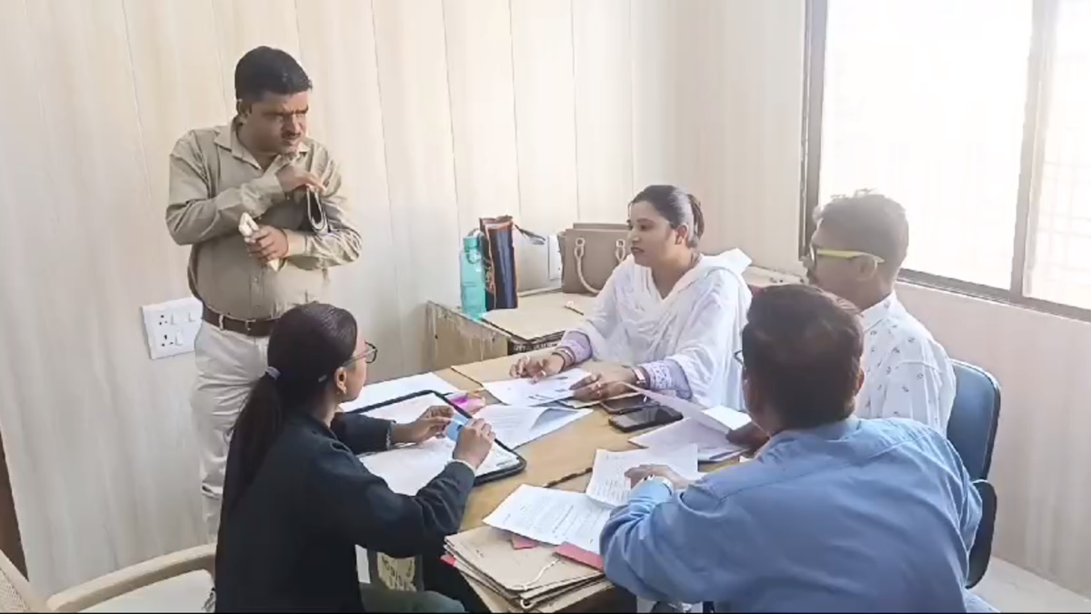 MP पटवारी भर्ती परीक्षा: दस्तावेज का सत्यापन कराने जिला पंचायत पहुंचे अभ्यर्थी, 1 मार्च को मिलेगा नियुक्ति पत्र