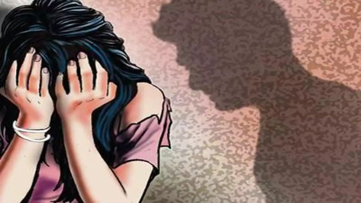 सौतेला बाप बना हैवान: नाबालिग बेटी के साथ की छेड़छाड़, पुलिस से शिकायत कर बचाई अस्मत