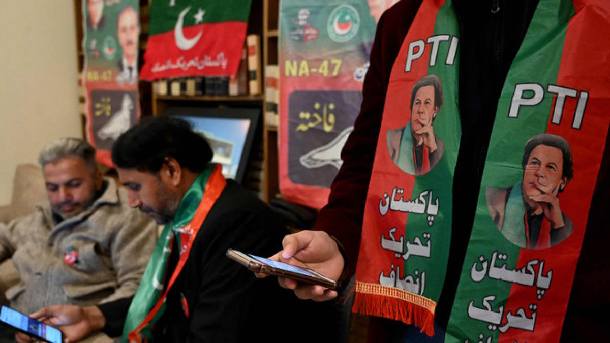 Pakistan Election : जेल में बंद इमरान खान की पार्टी चुनाव मैदान में मचा रही धमाल, पिछड़ रहे नवाज…