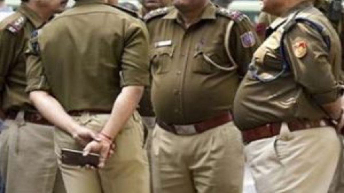 दो पुलिसकर्मी लाइन अटैच: किसानों को डरा-धमका कर अवैध वसूली के आरोप, कैश लेने के बाद ऑनलाइन ट्रांसफर भी करवाए रुपए
