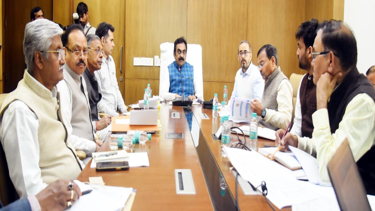 मंत्री राकेश सिंह की नई पहल: मोबाइल से गड्ढों की जियोटैग्ड फोटो भेजने पर शिकायत होगी दूर, शिकायत के लिए ये एप होगा तैयार