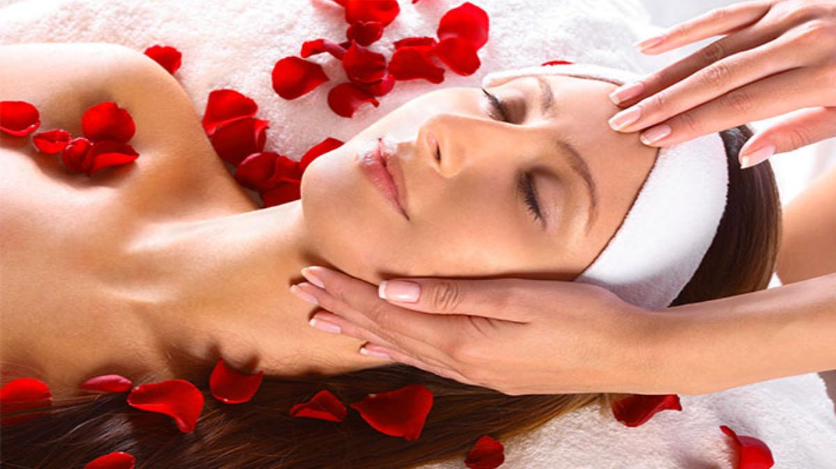 Flower Water Benefits For Skin: गुलाब जल के अलावा इन फूलों के वाटर को भी कर सकते हैं skin में apply, चमक उठेगा चेहरा