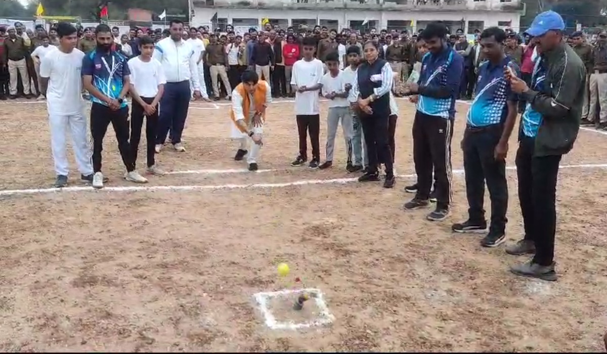 ये लगा मंत्रीजी का निशाना: खेल प्रतियोगिता के समापन में शामिल हुए ज्योतिरादित्य सिंधिया, पिट्ठुल में आजमाया हाथ