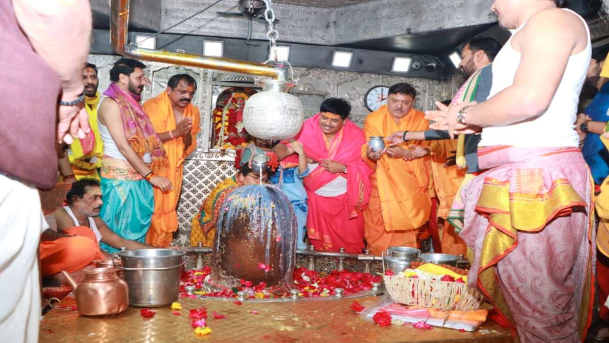 महाकालेश्वर की शरण में सांसद: बाबा महाकाल का आशीर्वाद लेकर किया चुनाव प्रचार का आगाज, बोले- अबकी बार 400 पार