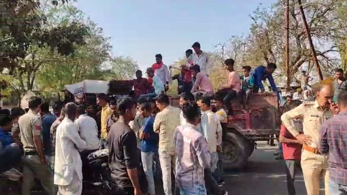 कृषि मंडी में विवाद: फसलों की नीलामी हुई बंद, किसानों ने ट्रैक्टर ट्रालियों को खड़ा कर लगाया जाम